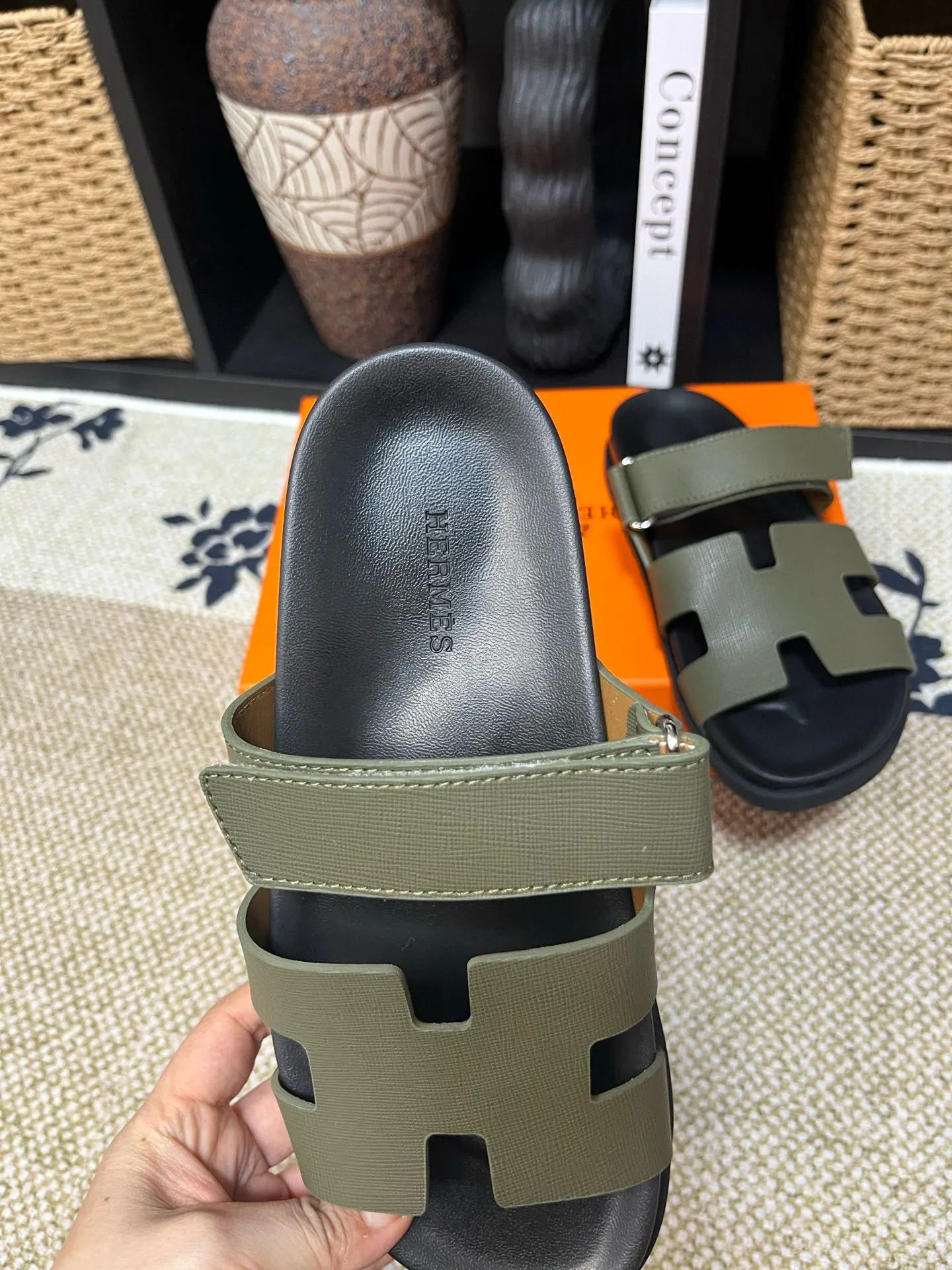 P300 Long-term stock Hermes men’s Kazimir slippers for couples - top quality woven calfskin functional sandals with intertwined uppers inspired by the “H” iconic pattern to create a casual look, perfect for summer. Imported cowhide + cowhide lining + TUP outsole Size: 35-46